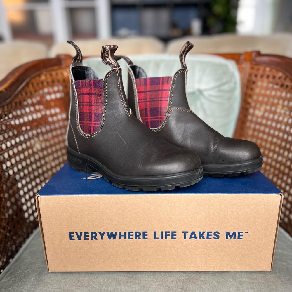 Blundstone 500 Stout Brown Chelsea Boots with Burgundy plaid detail.